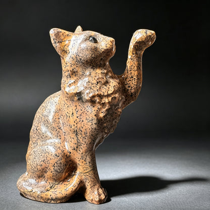 Natural stone carved waving cat figurine with dark speckled patterns

图片2：
