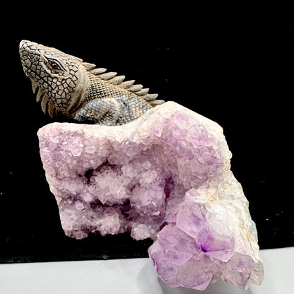  The statue on a modern desk, serving as an intuition booster and focus aid during work.