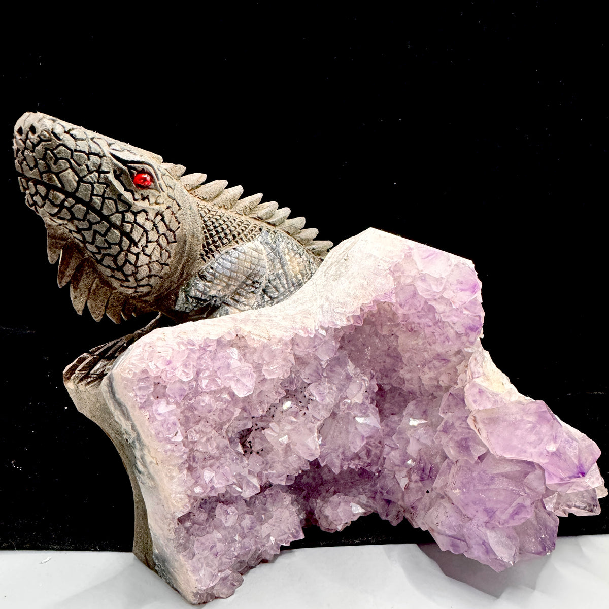  The Lizard Eagle amethyst cluster placed on a meditation cushion, promoting a peaceful atmosphere.