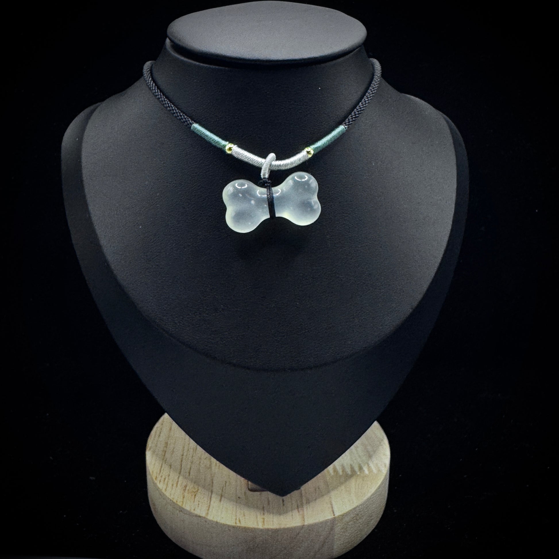 The necklace is worn at the heart chakra position, symbolizing its characteristics of emotional healing and energy balance.